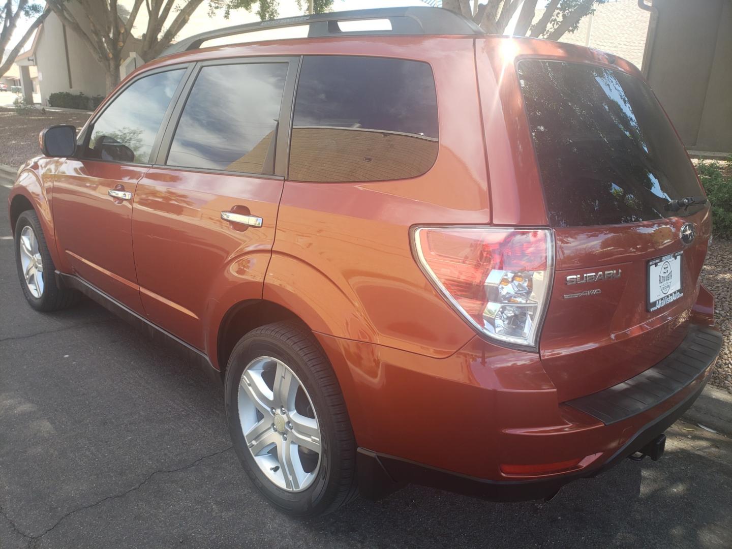 2010 /gray and black Subaru Forester 2.5X Premium (JF2SH6CC4AH) with an 2.5L L4 DOHC 16V engine, 4-Speed Automatic transmission, located at 323 E Dunlap Ave., Phoenix, AZ, 85020, (602) 331-9000, 33.567677, -112.069000 - 2010 Subaru Forester,...... EXCELLENT condition, A Real Must See!! No accidents, Power everything, Ice cold ac, Stereo/CD player, Satellite capable, phone sync, blue tooth, Sunroof, Clean Black and Gray interior with Black leather seats in near perfect condition, power windows, power door locks, Gor - Photo#5